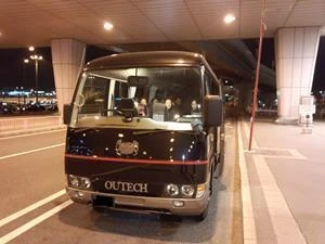 クリーンな送迎バスでのお出迎え（同行接遇サービス） Greeting with brand-new bus - Greeting and escort trainees from China